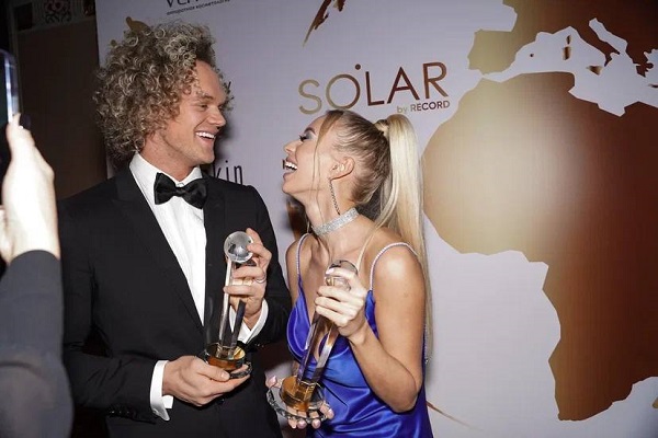 Никита и Надин Серовски развеяли слухи о своей размолвке на вручении премии «SOLAR»
